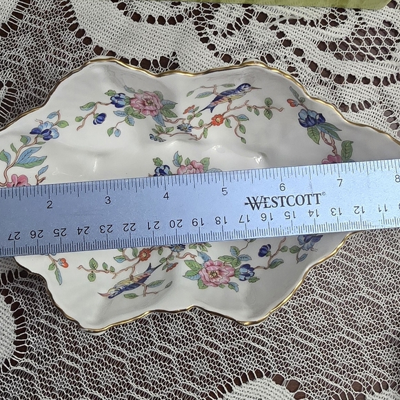 Aynsley Pembroke footed shell dish made of fine English bone china - Picture 8 of 8